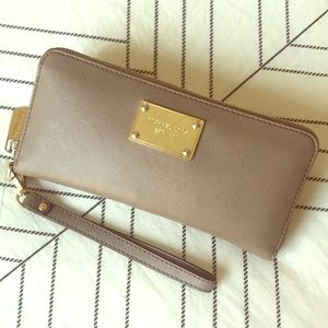 Michael Kors Jet Set Travel Continental Wallet